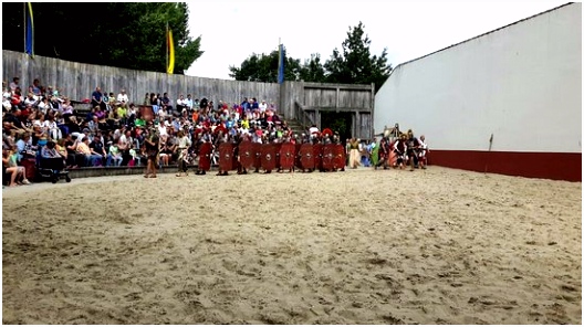 History people work in a village de Archeon Alphen aan den
