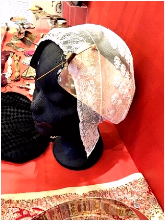 Eén van de sieraden vitrines Foto van Muzee Scheveningen