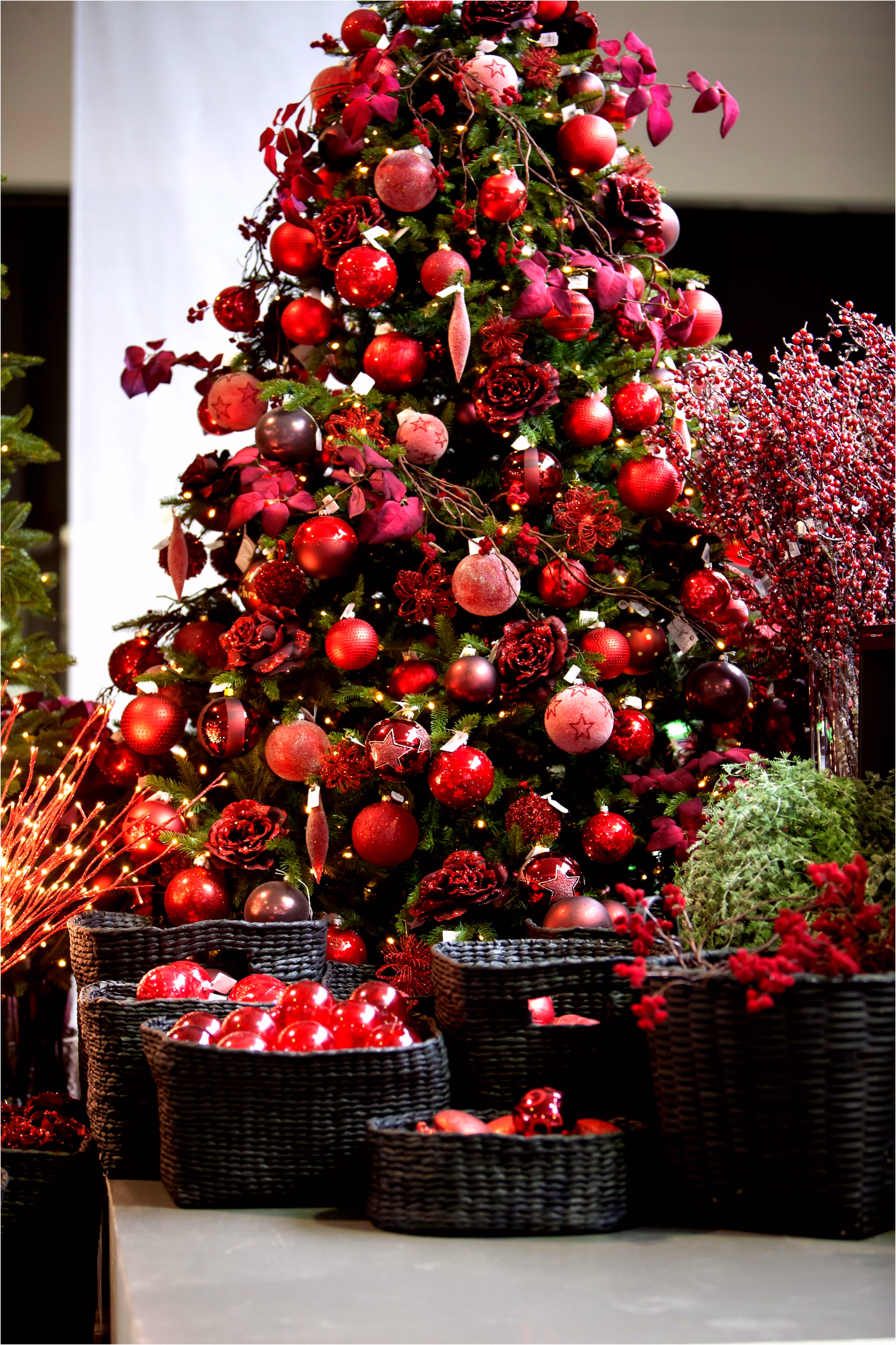 Prettige Feestdagen Deurhanger thema Rood Met Prachtige Kerstballen En Fijne Takken sober Niet A8uw05ahu6 Zvidvvwaks