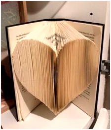 Eine einfach erklärte Anleitung zum Bücher falten Ein Herz mit